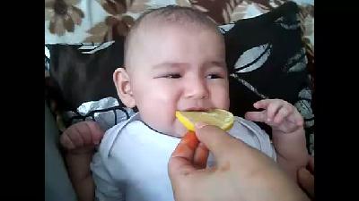 ilk kez limon yiyen bebek