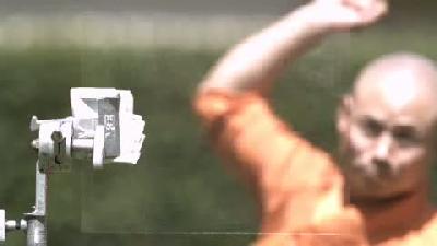 İğne ile cam delen adam
