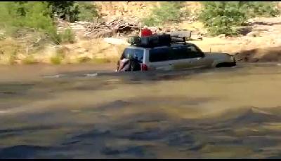 Azgın nehri jeep ile geçti
