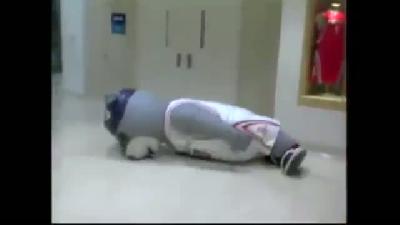 Şakacı maskot nakavt oldu