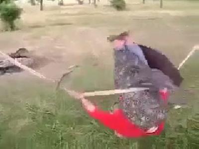 Çocukluğunu özleyen teyze