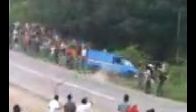 video Araba seyircilerin arasına dalıyor
