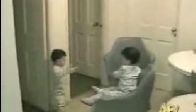 video Sarhoş numarası yapan çocuk
