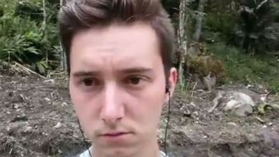 Selfie Çekerken Tekmelenen Genç