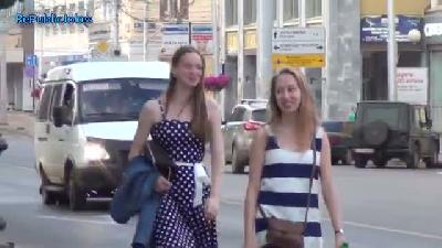 Rusya'da sokak ortasında işeme
