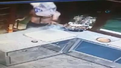 Kafasına un çuvalını geçirip soydu