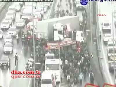 TIR, metrobüs yoluna girdi!