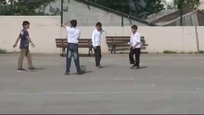 İki kadın öğretmene sınıfta dayak