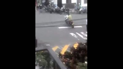 Motor kullanan köpek