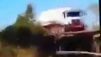 Tanker geçerken köprü çöktü