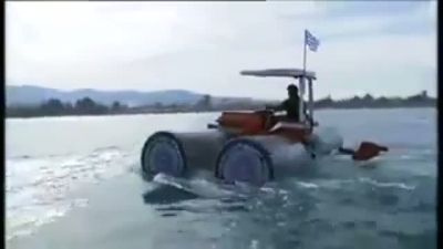 Denizde Yüzen Traktör