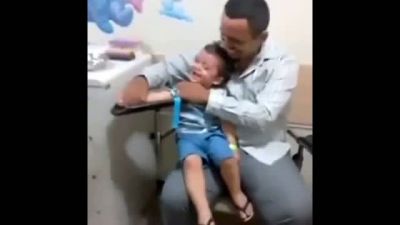 İğne Olurken Kahkaha Atan Çocuk