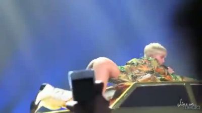 Miley Cyrus Seksi Sahne Şovu