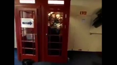 Telefon Kulübesinde Halay Çeken İnsanlar