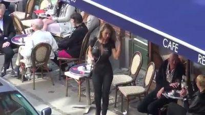 Vücut Boyasıyla Sokakta Üstsüz Gezmek