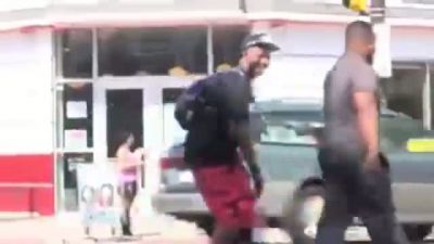 Takma Popoyla Sokakta Dolaşmak