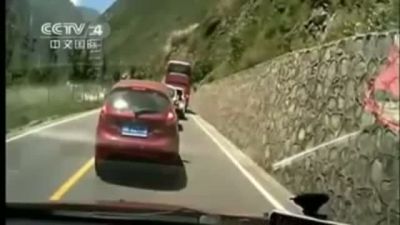 Çin'de Otobanda İnanılmaz Kaya Yağmuru