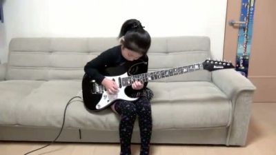 Gitarıyla Şov Yapan 8 Yaşındaki Kız