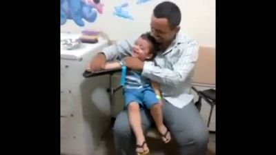 İğne Olurken Kahkaha Atan Çocuk