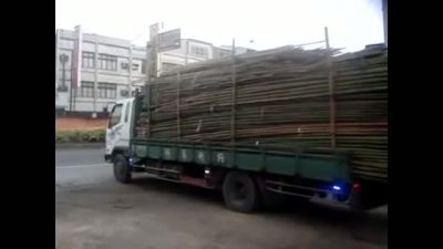 Manevralarla Yük Boşaltan Kamyon