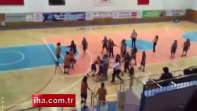 Kızlar Saha Ortasında Birbirine Girdi
